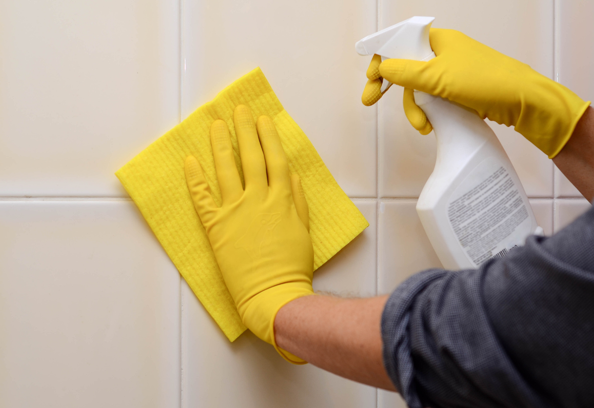 Jak vyčistit obklady v koupelně: běžný úklid i odolná plíseň