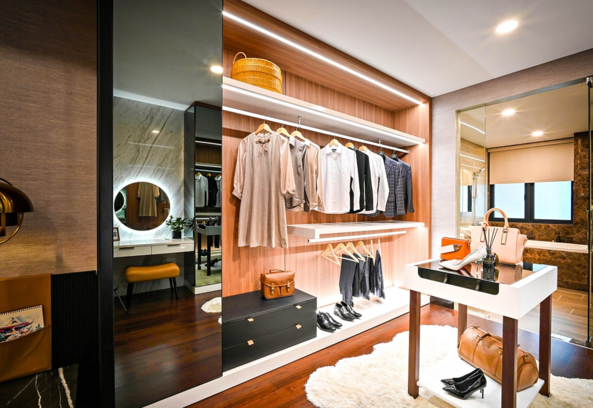 Jak si zorganizovat oblečení v šatní skříni?